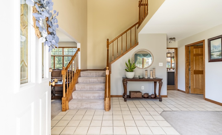 4934 Oriole Ave-foyer front