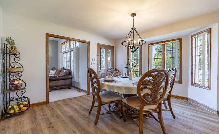 4934 Oriole Ave-kitchen table, corner, l