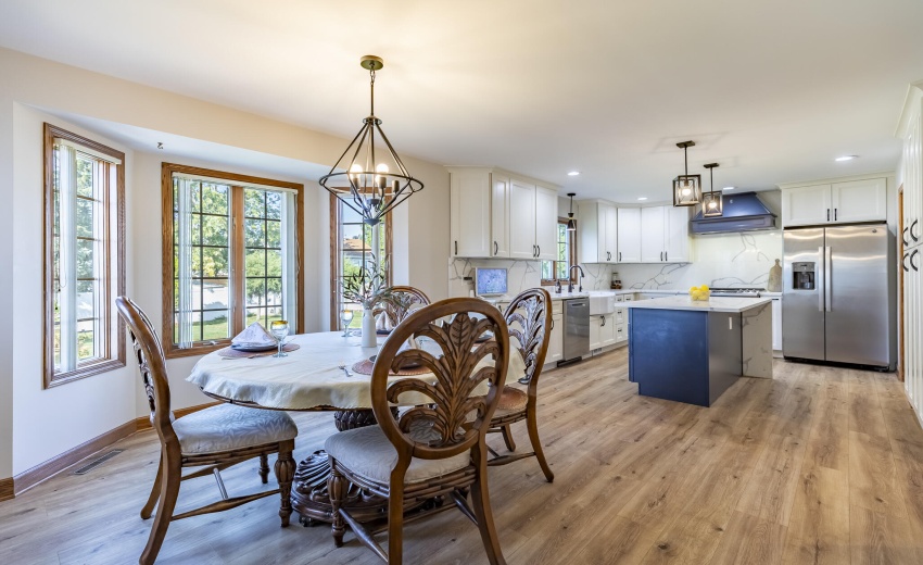 4934 Oriole Ave-kitchen and table