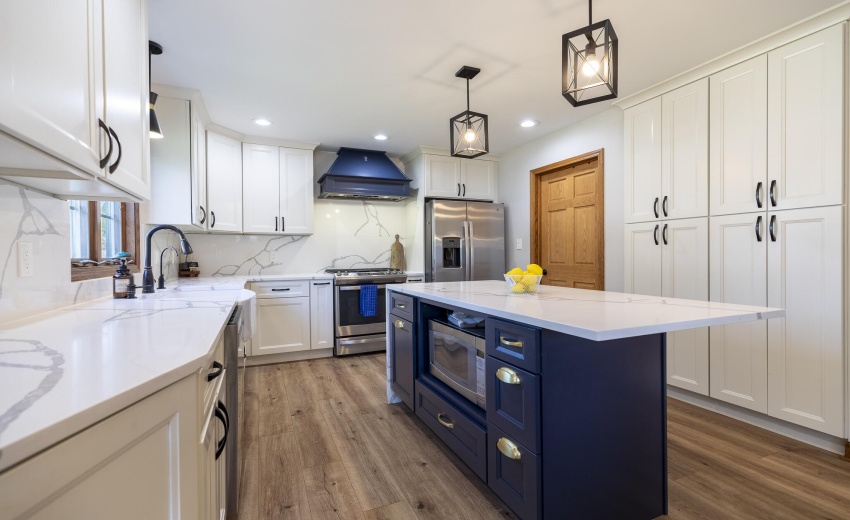 4934 Oriole Ave-kitchen island microwave