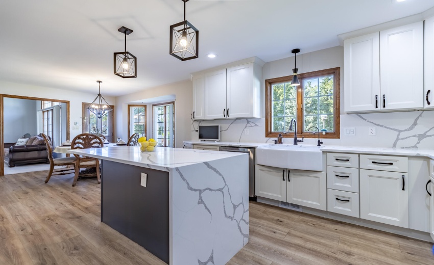 4934 Oriole Ave-kitchen island table sof