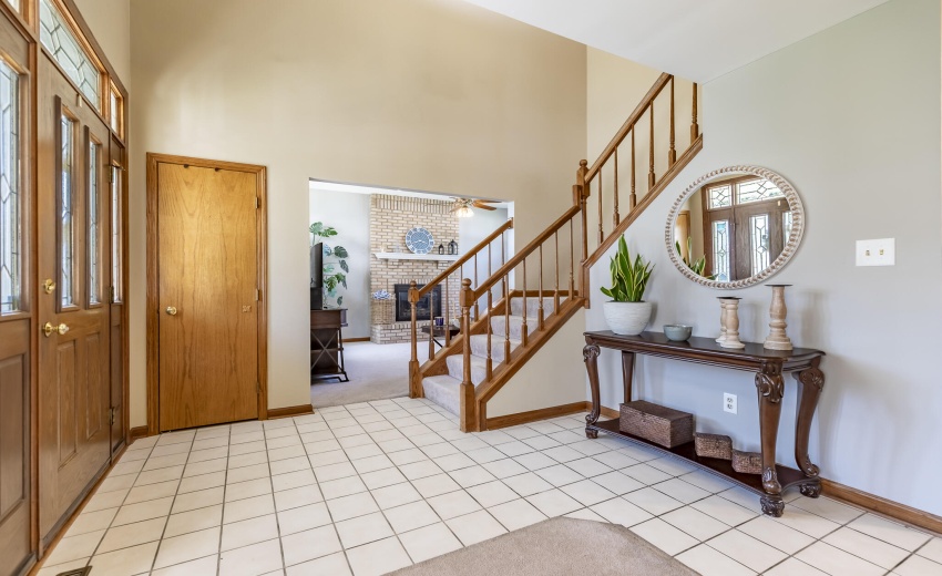 4934 Oriole Ave-foyer side