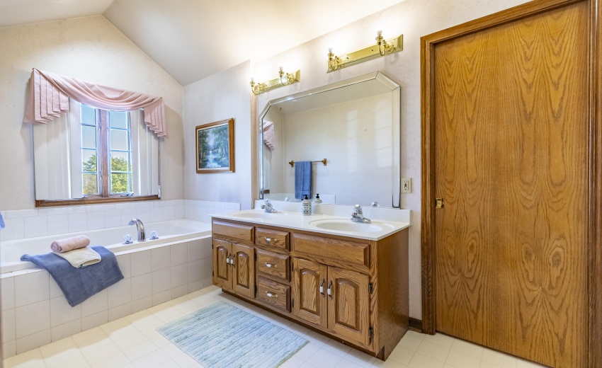 4934 Oriole Ave-primary ba sink