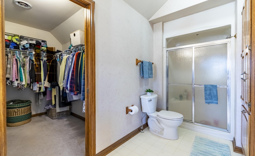 4934 Oriole Ave-primary shower WIC