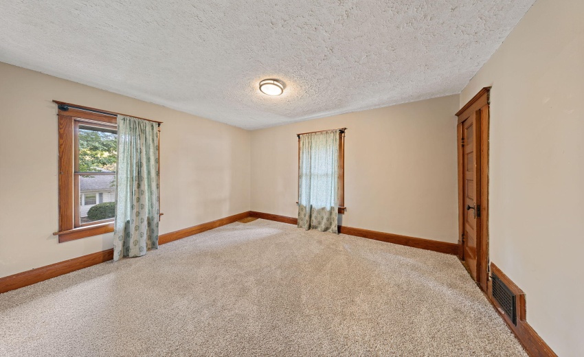 19-web-or-mls-411-e-hamilton-st