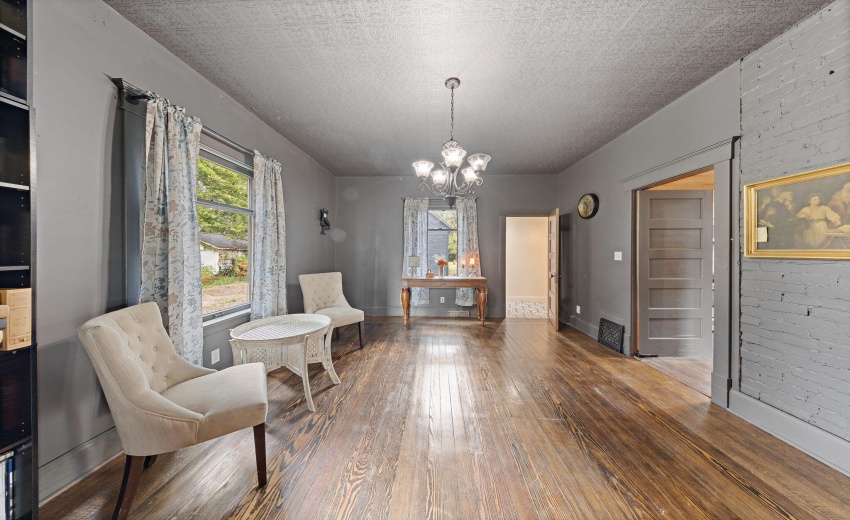 8-web-or-mls-411-e-hamilton-st