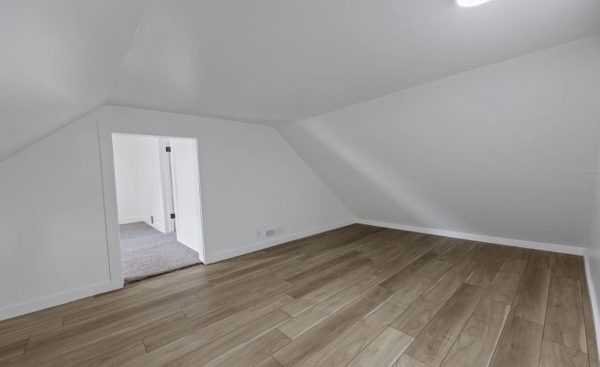 7-web-or-mls-1008-e-michigan-blvd