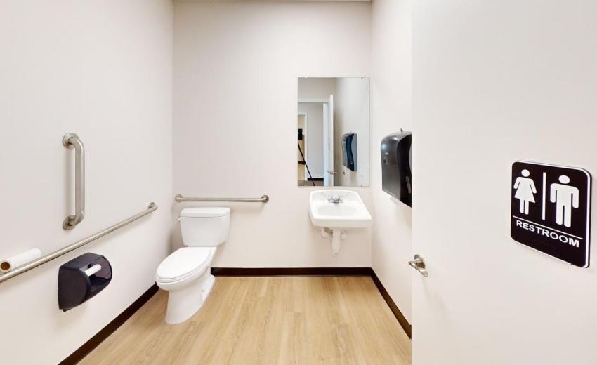 125-East-Shore-Parkway-Bathroom
