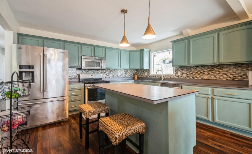 04_7405PiercePl_5_Kitchen_Large