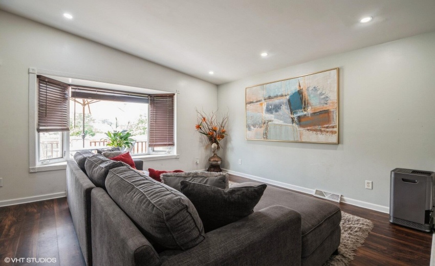 03_7405PiercePl_10001_LivingRoom_Large