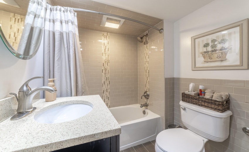 HHallBathOakwood0032