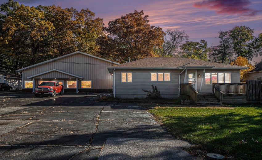 001_251103-2593hamstromrd-15_-_527