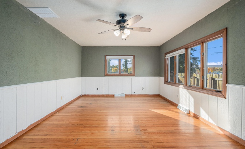 005_251103-2593hamstromrd-19_184