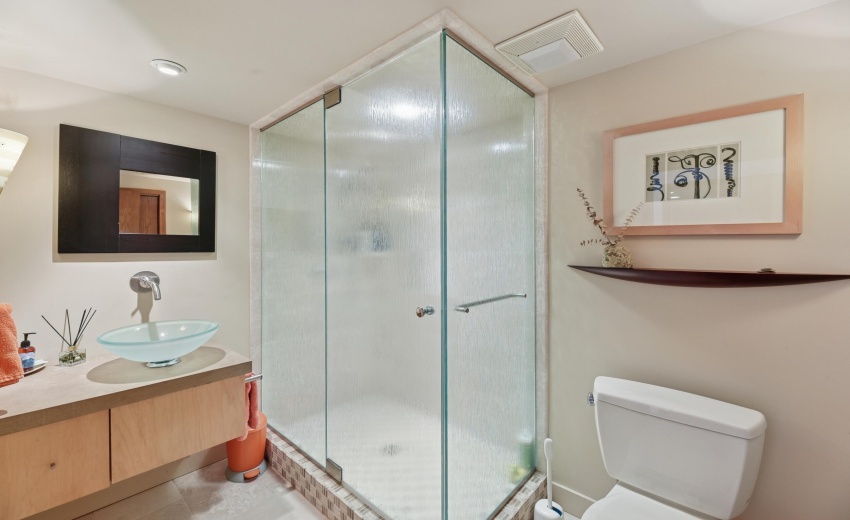 Main Floor full bath