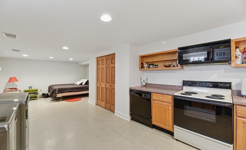 6th bedroom/2nd kitchen