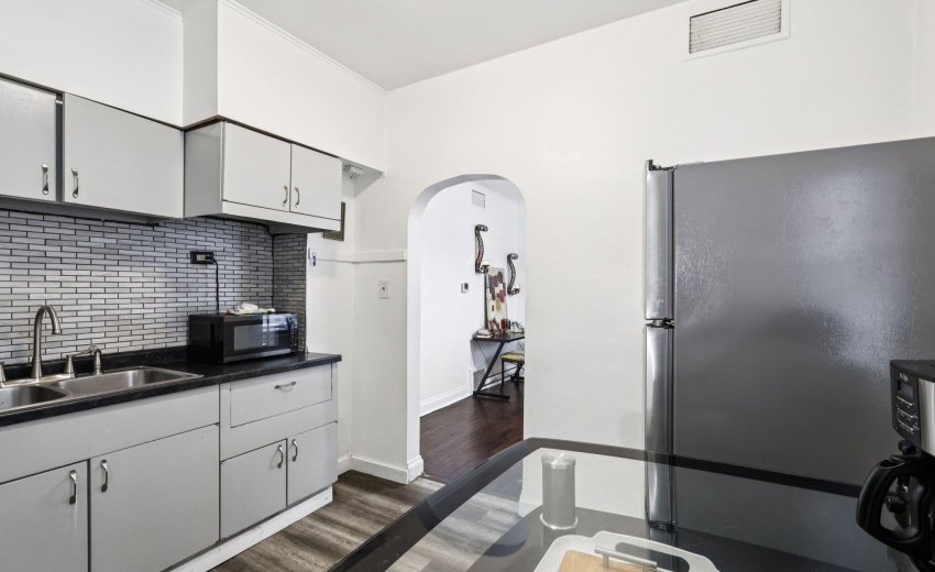 10-web-or-mls-W 41st Ave-S1211-010