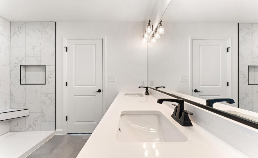 Primary En-Suite Bath