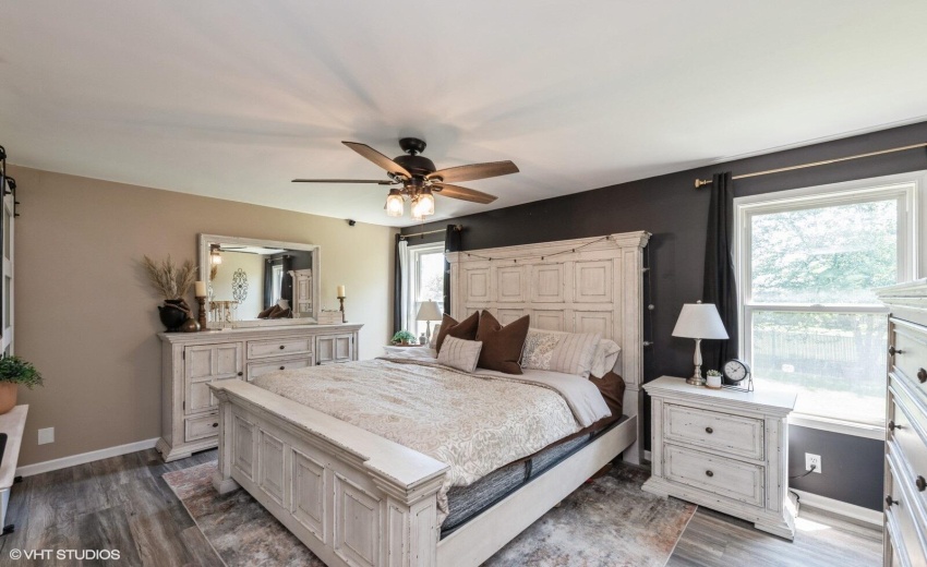 12_206ParkwoodDr_14_PrimaryBedroom_Large