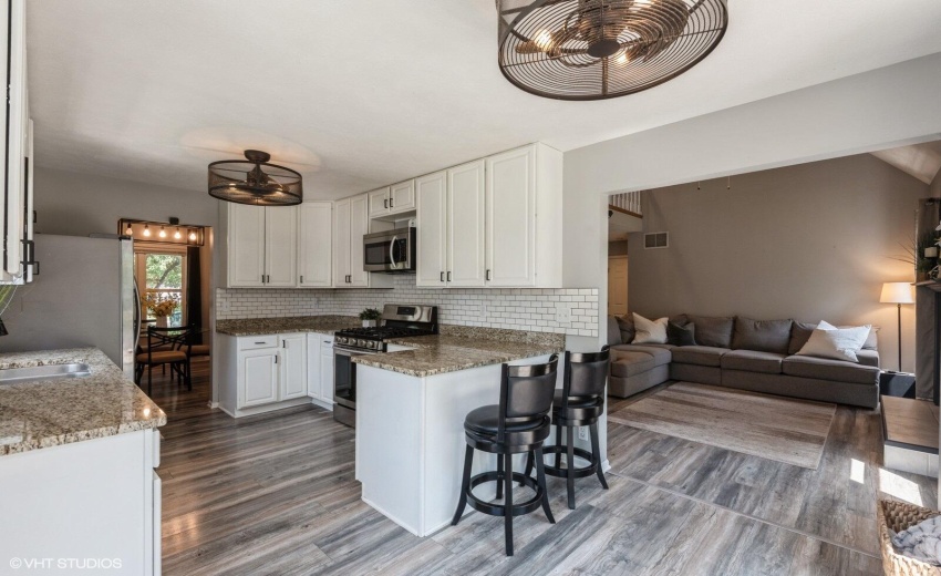 09_206ParkwoodDr_191_KitchenBreakfastRoo