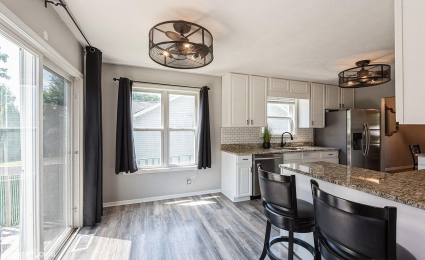 08_206ParkwoodDr_82_BreakfastNook_Large