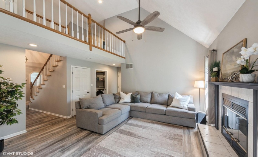 05_206ParkwoodDr_165_LivingRoom_Large