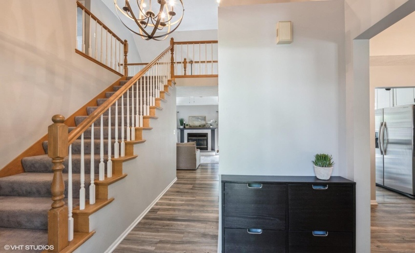 03_206ParkwoodDr_32001_Foyer_Large