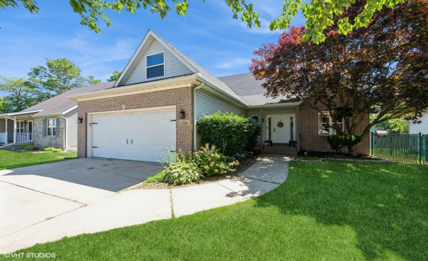 02_206ParkwoodDr_300_FrontView_Large