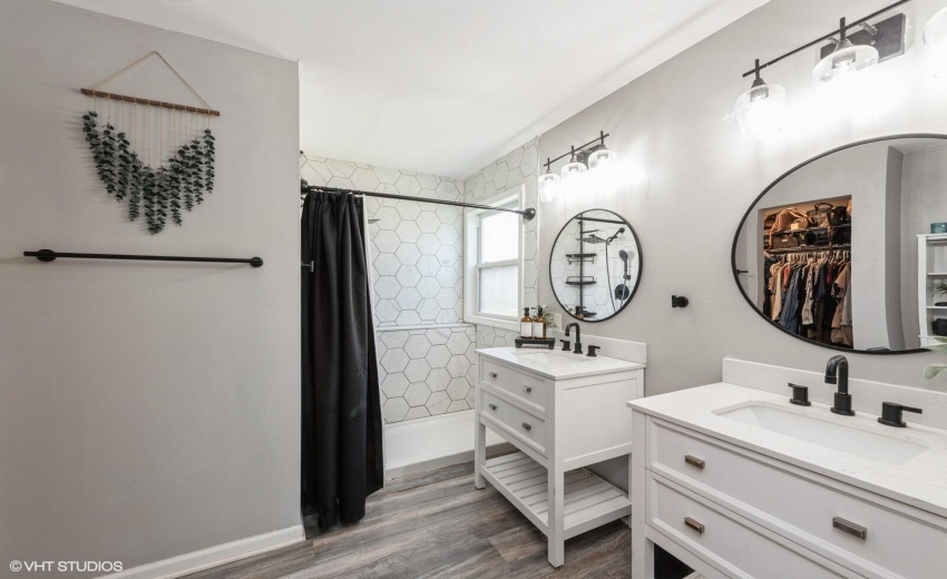 13_206ParkwoodDr_13_PrimaryBathroom_Larg