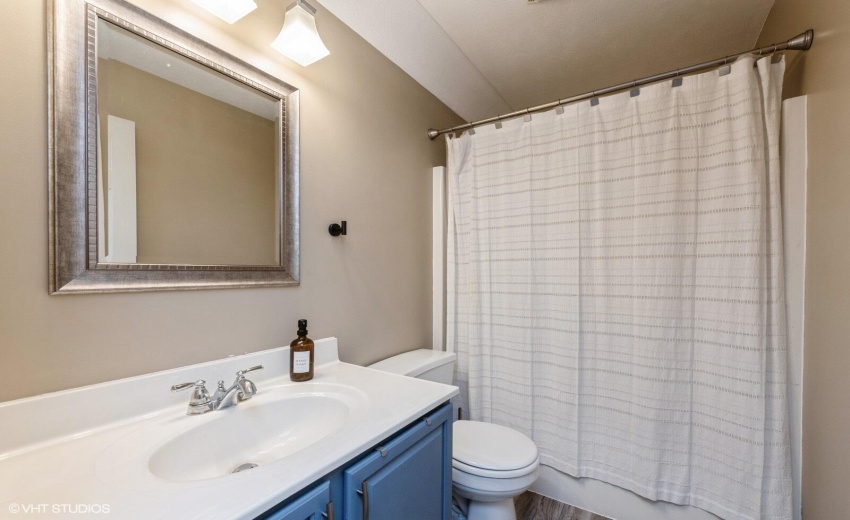 16_206ParkwoodDr_8_Bathroom_Large