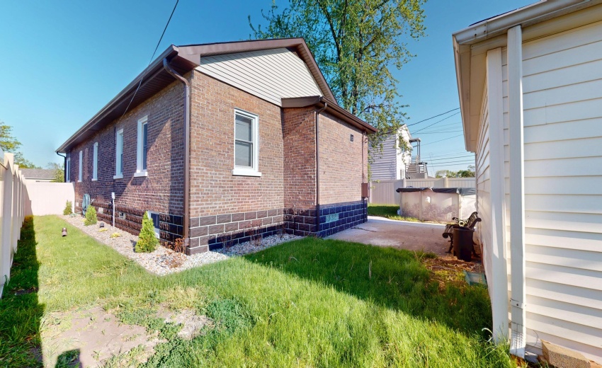 6832-Waveland-Ave-05302025_095746