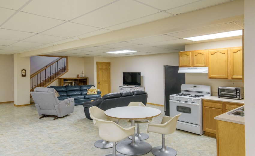 Finished Basement W Kitchen