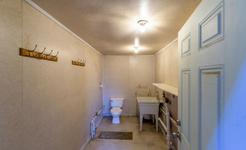 Stable-Barn half Bath