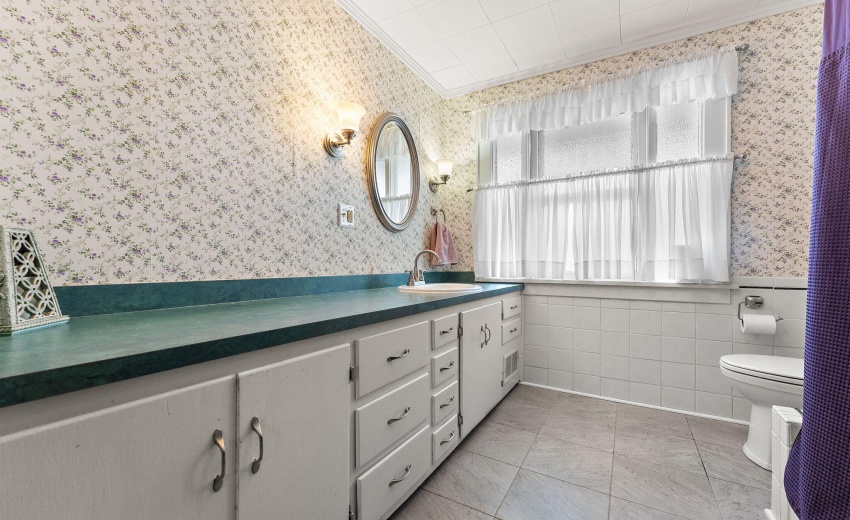 Full Bath (2nd floor)