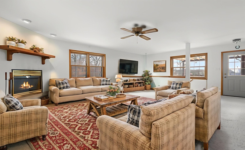 21-web-or-mls-DSC03124 - Living Room - F