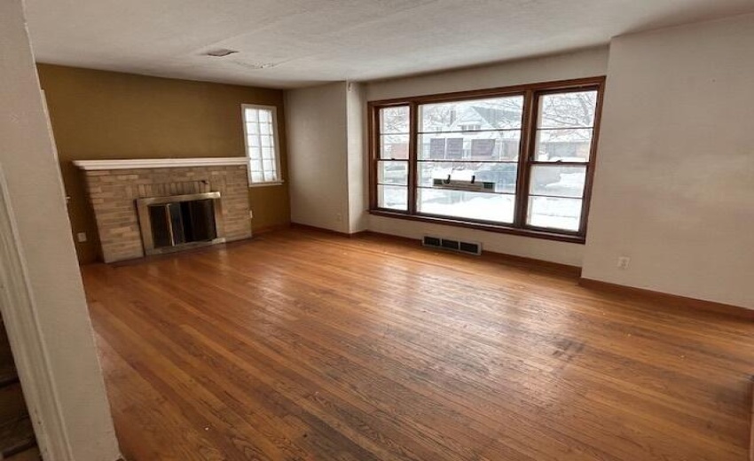 living room w fireplace