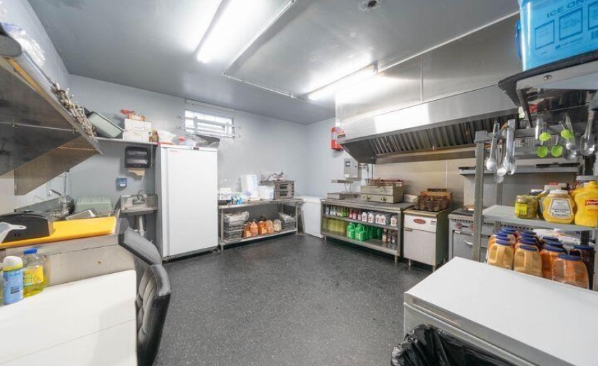 5004 Broadway Kitchen