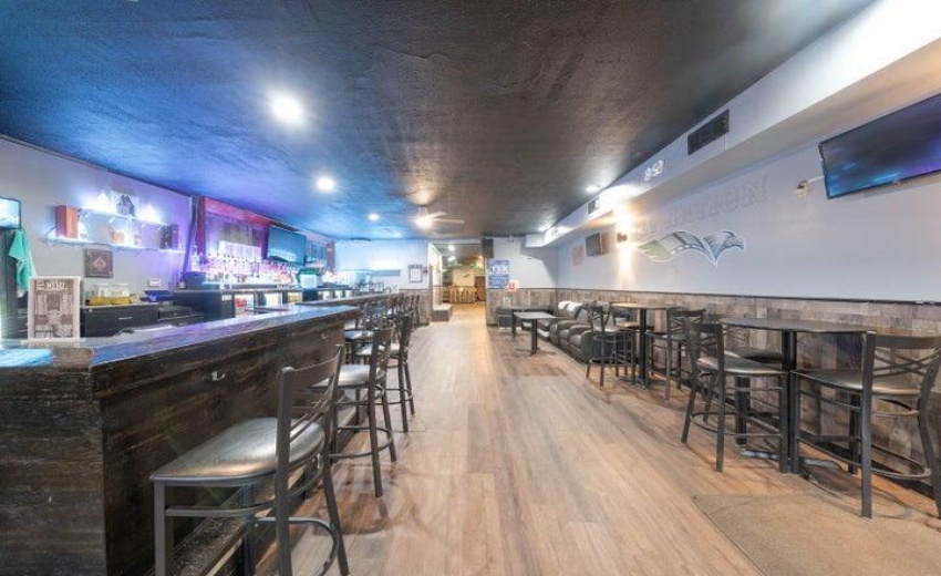 5004 Broadway Walk In