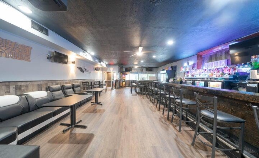 5004 Broadway Main Area