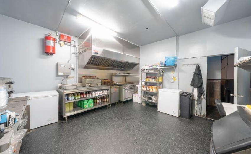 5004 Broadway Kitche 2