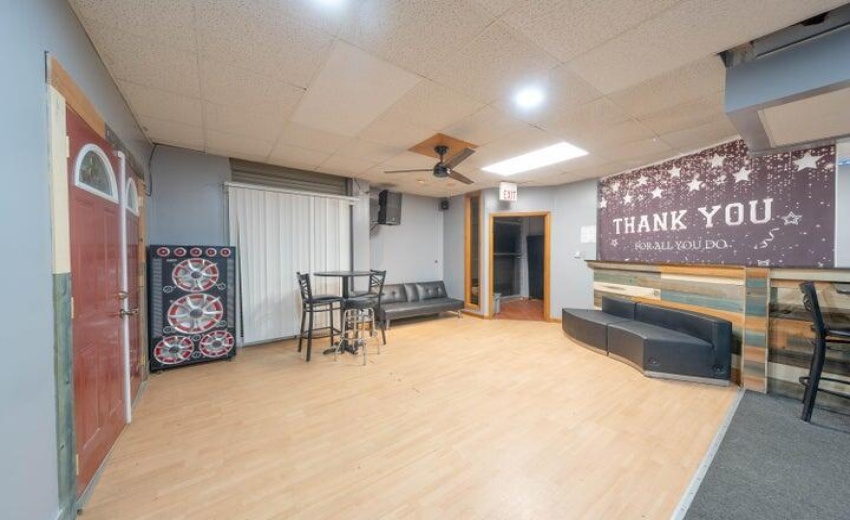 5010 Broadway Entrance Close