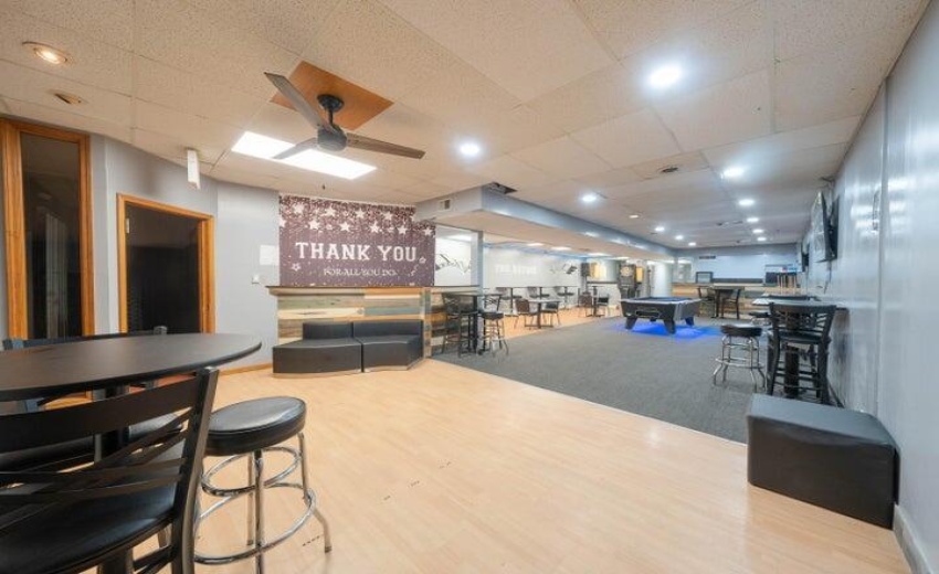 5010 Broadway Entrance