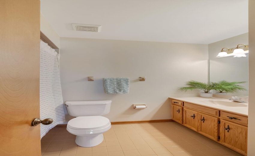 Upper level full bath