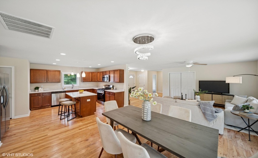 09_9102WValleyCt_2005_MRED_2000x1333