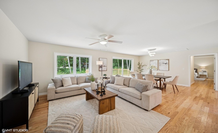 04_9102WValleyCt_2001_MRED_2000x1333