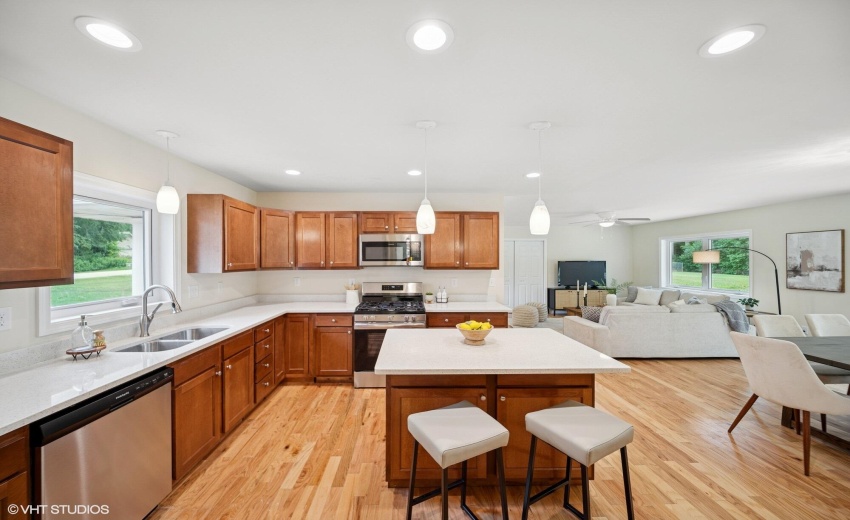 12_9102WValleyCt_2016_MRED_2000x1333