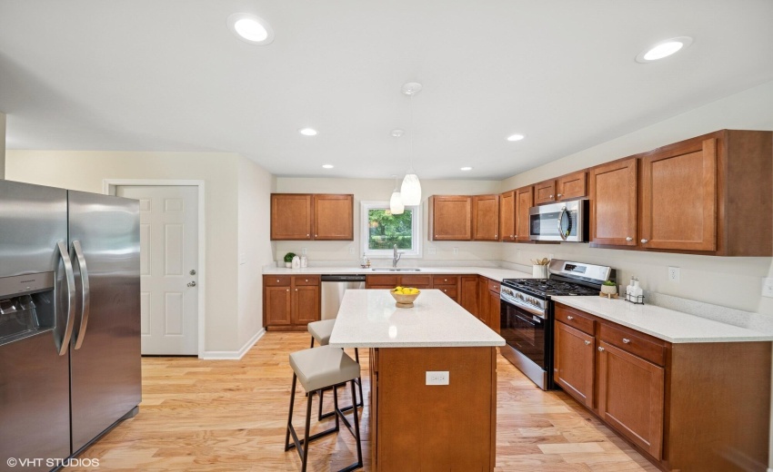 10_9102WValleyCt_2006_MRED_2000x1333