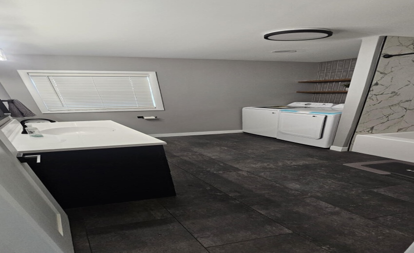 2nd bath with washer