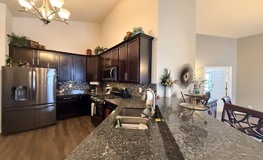 LUXURIOUS GRANITE TOPS