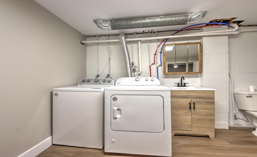 IMG_6207_08_09_10_11_12Interior 3