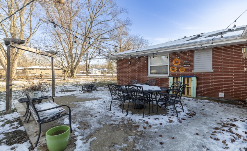 9445 White Oak Ave-9